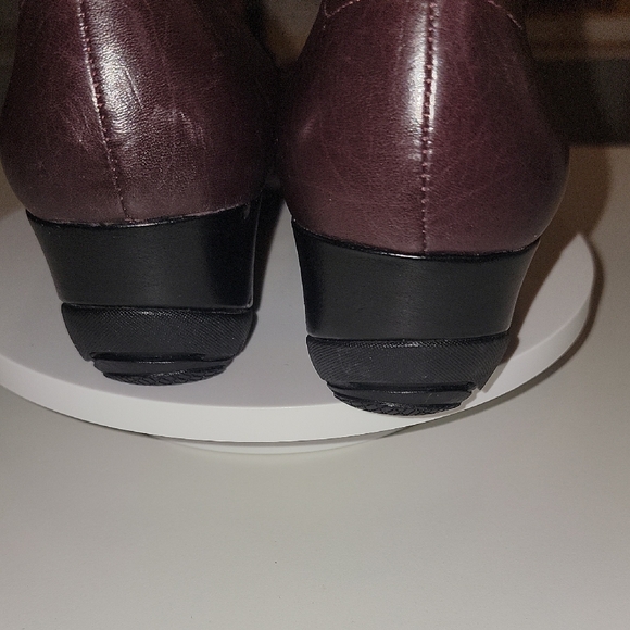 Rockport Women's Dark Brown Heels with Bow Accent - Picture 5 of 5
